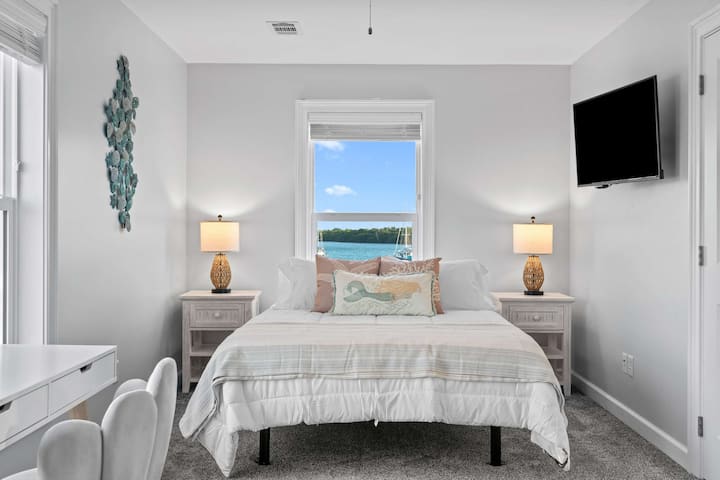 Wake up to stunning water views and tasteful coastal decor in style!