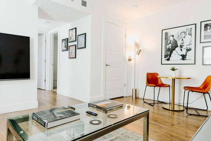 Entire Top Floor of Suites of the Vinyl Sleeps 16 gallery image 3