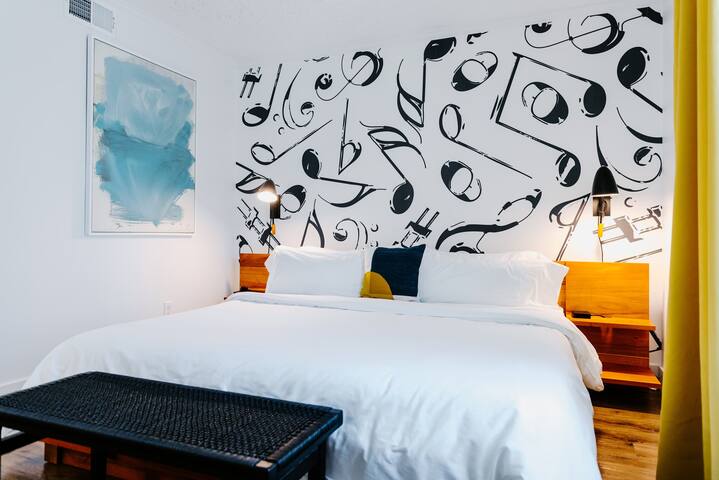 Entire Top Floor of Suites of the Vinyl Sleeps 16 gallery image 5