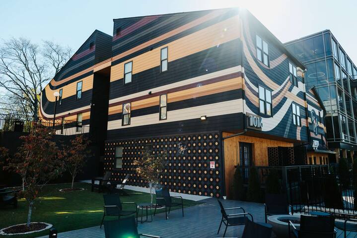 Entire Top Floor of Suites of the Vinyl Sleeps 16 gallery image 2