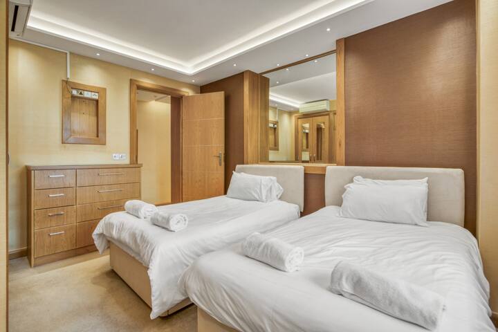 Spacious 3BR Flat w/ AC & 3.5 Bath Near Selfridges gallery image 4