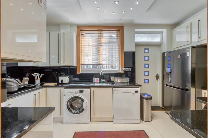 Spacious 3BR Flat w/ AC & 3.5 Bath Near Selfridges gallery image 3