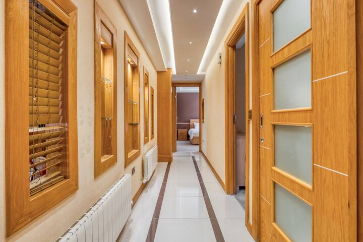 Spacious 3BR Flat w/ AC & 3.5 Bath Near Selfridges gallery image 2