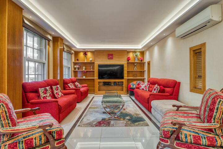 Spacious 3BR Flat w/ AC & 3.5 Bath Near Selfridges
