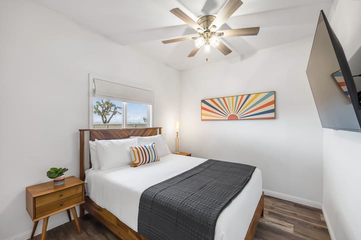 تحتوي غرفة النوم 4 على سرير بحجم ملكي وتلفزيون.