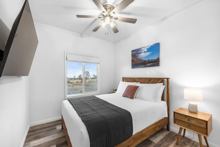 تحتوي غرفة النوم 2 على سرير بحجم وسط وتلفزيون.