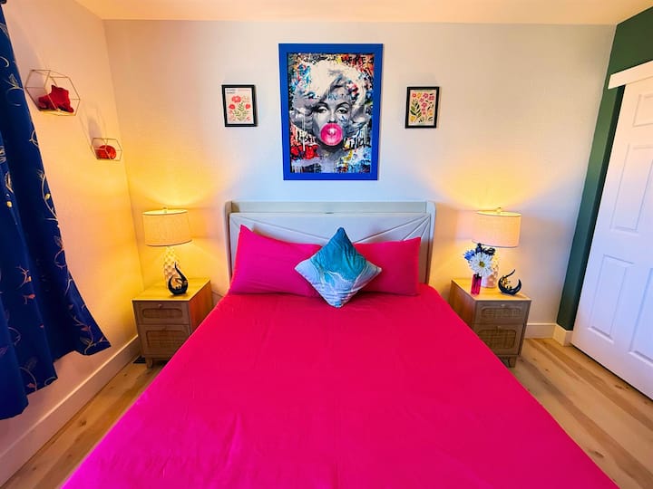 Уживајте во мирна ноќ во оваа живописна и уметнички дизајнирана спална соба. Мекото осветлување, удобната постелнина и храбриот декор создаваат совршен простор за опуштање и полнење.