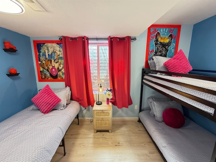 Разигран и удобен простор дизајниран за смеа и релаксација. Со удобни кревети - совршено место за одмор како за деца, така и за пријатели.