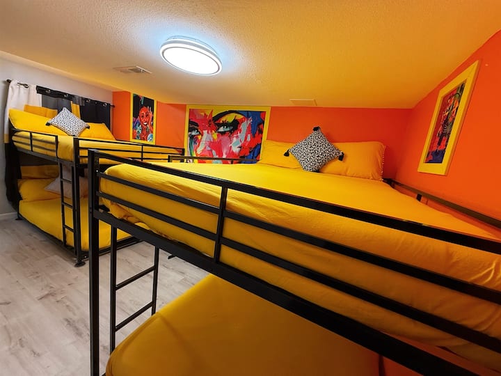 The Ultimate Group Stay – Bunk Room 2 е дизајниран за забава и релаксација, со 4 до 8 гости со два кревета на спрат во целосна големина и 55-инчен телевизор - совршен за семејства или групи!