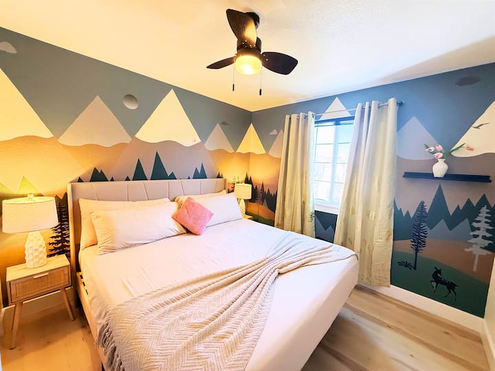 Вашата лична оаза – оваа брачна спална соба со сопствена бања нуди мирно место за одмор, во комплет со кадифена постелнина, паметен телевизор и приватна бања за дополнителна удобност.