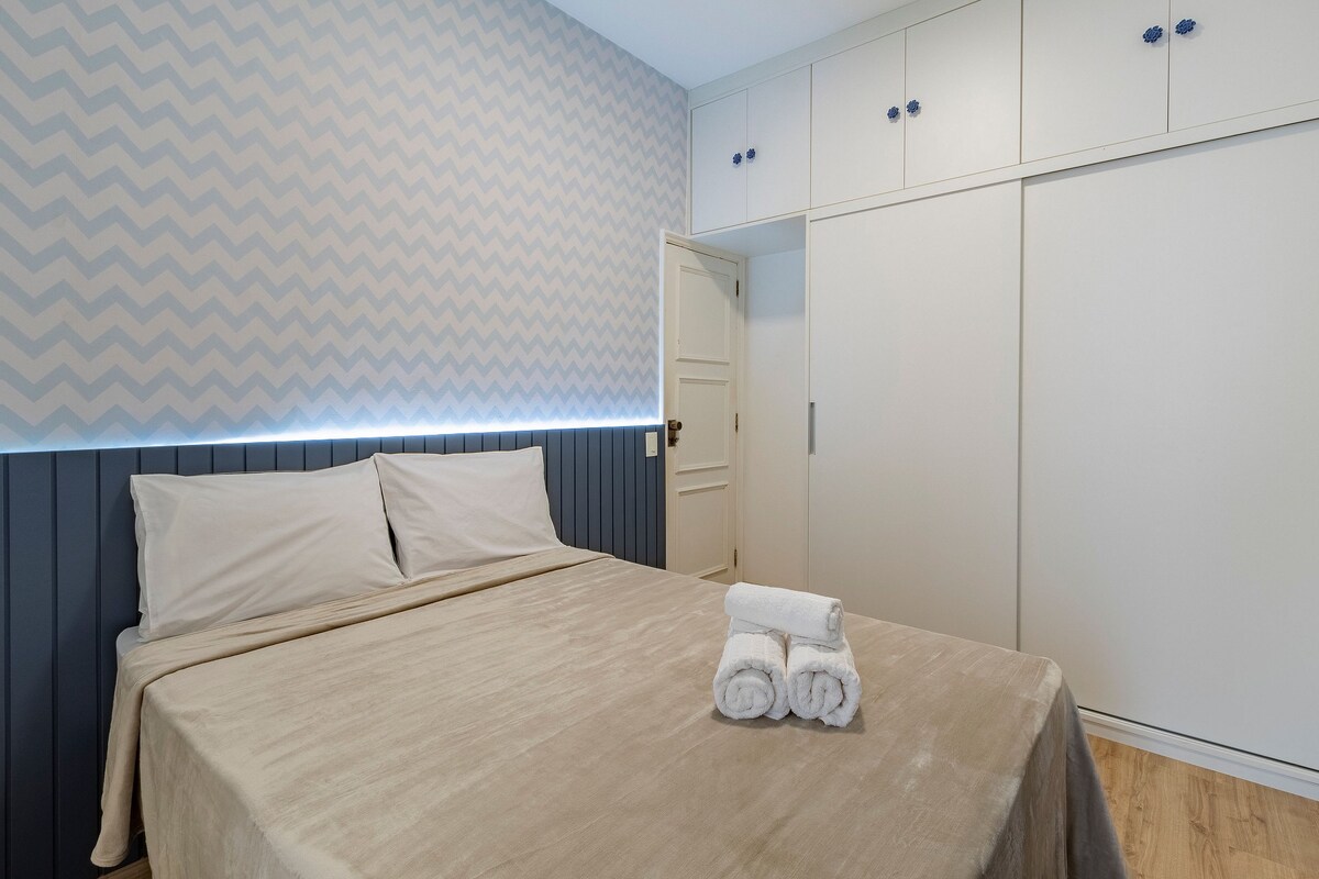 Ugodno osvjetljenje i moderan dizajn stvaraju savršen ambijent za odmor. Bračni krevet idealno je mjesto za odmor nakon napornog dana, a tu je i prostrani ormar za vašu prtljagu.