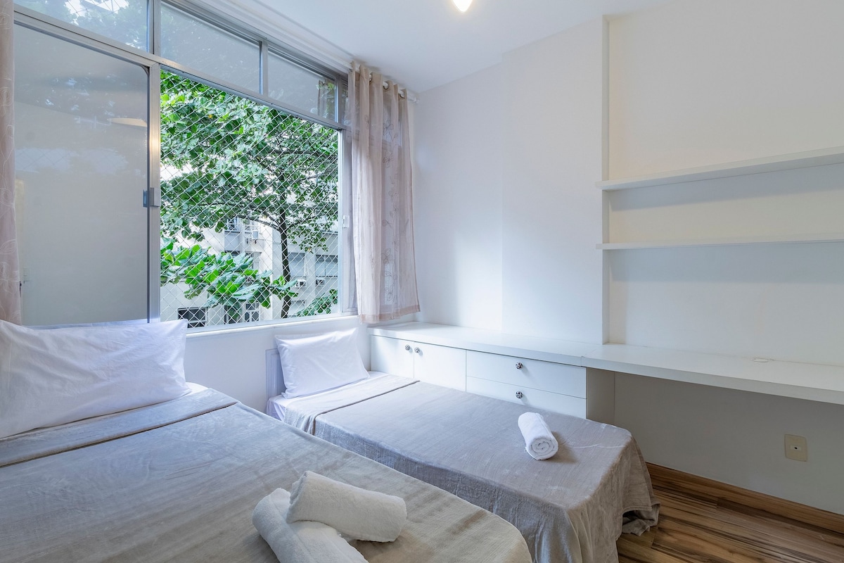 Mirne noći u iznimno udobnim krevetima za jednu osobu. Minimalističko okruženje, s prirodnim osvjetljenjem i radnim prostorom, savršeno je za vaš dom i produktivnost.