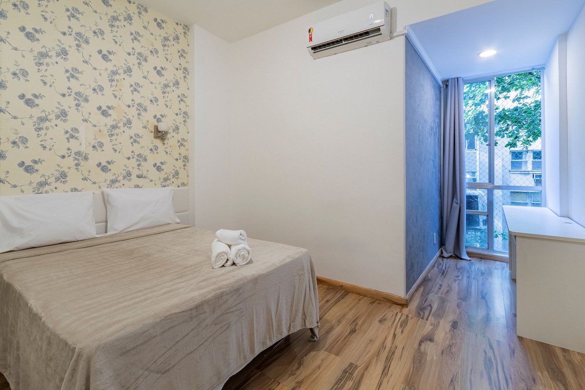 Odmorite se u našoj udobnoj spavaćoj sobi s bračnim krevetom, mekim plahtama i klima-uređajem. Savršeno za miran san i punjenje baterija za sljedeći dan.