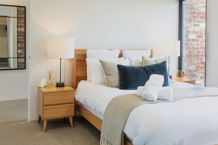 Основен апартамент с двойно легло queen size, халат, самостоятелна баня. Вентилатор, отопление и охлаждане с въздуховоди