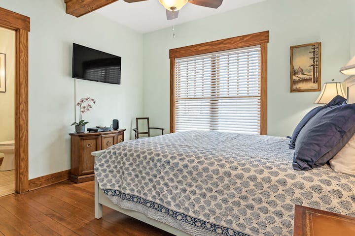 Scott Creek Lodge chambre 1 sur 7 : chambre queen 1 au 1er étage (1ère chambre à cet étage); avec salle de bain privée complète et téléviseur HD 43 po