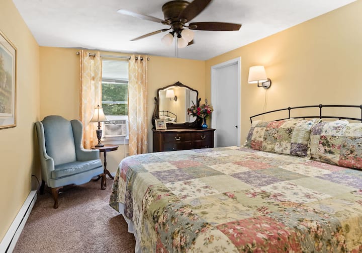 Chambre n ° 5 : faites comme chez vous dans cette chambre king size au 2e étage d'Upper Scott Lake Retreat au 2e étage - avec un (1) lit king size et une commode. De plus, la salle de bain entière n ° 3 est idéalement située juste en face du couloir !