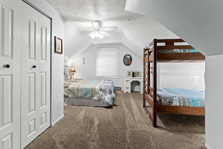 Chambre 4 : en entrant dans notre chambre familiale spacieuse, la chambre queen size/lits jumeaux du 2e étage d'Upper Scott Lake Retreat - avec trois (3) lits et placard. Et la salle de bain (c'est-à-dire la salle de bain complète n ° 2) est juste à côté ! Nous avons ajouté le lit queen à l'automne 2023.