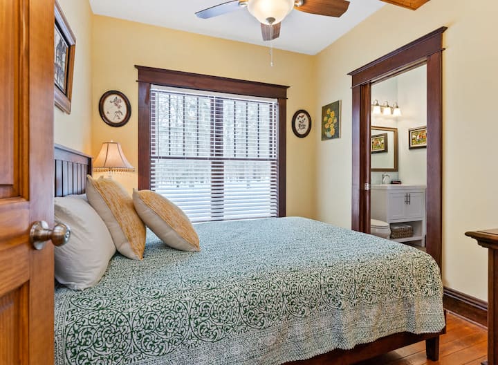 Scott Creek Lodge chambre 2 sur 7 : 1er étage chambre queen 2 (2ème chambre à cet étage); avec salle de bain partagée