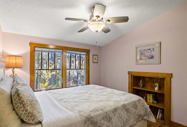 Scott Creek Lodge chambre 7 sur 7 : 2e étage chambre queen 2 (4e chambre à cet étage); avec salle de bain complète