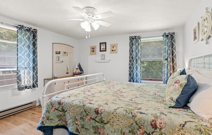 Chambre n ° 6 : notre chambre la plus calme, cette chambre king size du 2e étage à deux fenêtres dans le Upper Scott Lake Retreat - avec un (1) lit king size, deux (2) commodes et un placard. Tous les meubles ont été améliorés à l'automne 2023 et un nouveau revêtement de sol LVT a été ajouté pour le printemps 2024 !