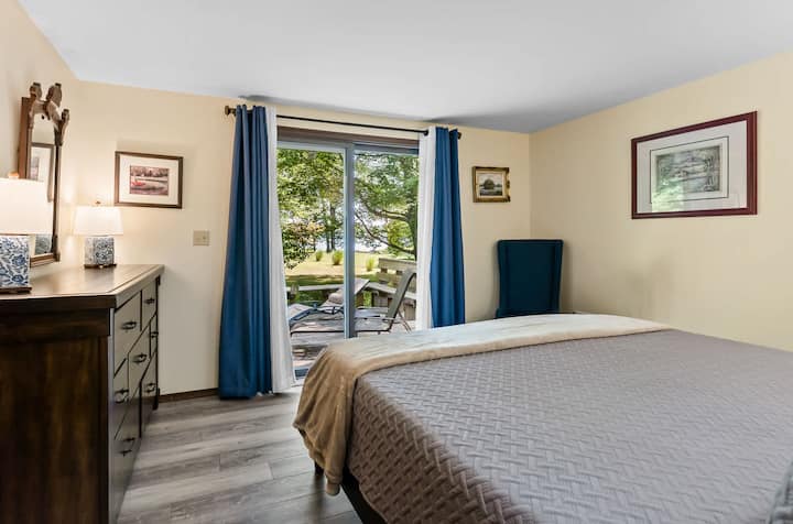 Chambre n ° 1 : profitez d'une bonne nuit de sommeil dans la chambre king size bien aménagée au rez-de-chaussée de notre Upper Scott Lake Retreat - avec un (1) lit king size, une commode et un placard. La porte-fenêtre coulissante laisse entrer beaucoup de lumière lorsque vous êtes prêt à vous lever et à briller !