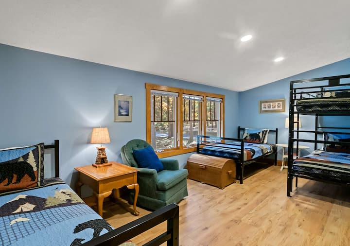 Scott Creek Lodge chambre 6 sur 7 : chambre du 2e étage (3e chambre à cet étage); chambre à deux lits avec 4 lits jumeaux (1 ensemble de lits superposés + 1 lit jumeau sur la photo). Comprend une salle de bain privée avec baignoire.