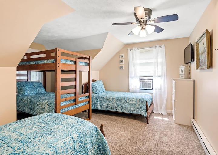 Chambre n ° 3 : montez au 2e étage et découvrez la chambre avec lits jumeaux des enfants dans l'Upper Scott Lake Retreat - avec quatre (4) lits jumeaux et commode, et la salle de bain complète n ° 2 se trouve de l'autre côté du couloir. Parfait pour les soirées pyjama, les frères et sœurs ou plusieurs amis plus âgés