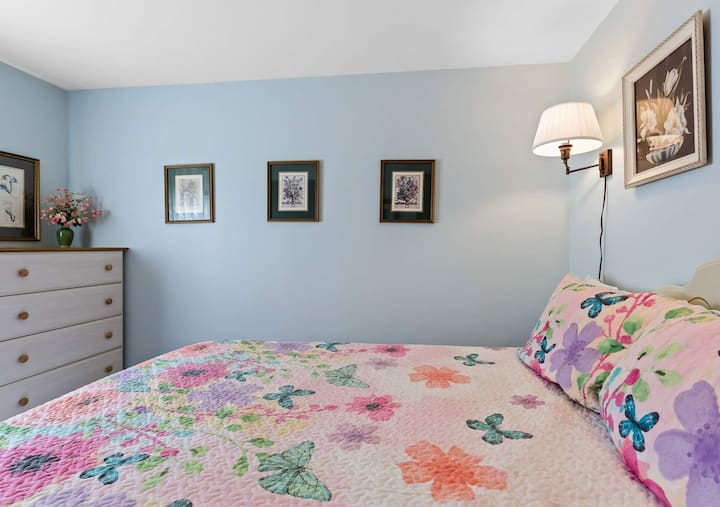 Chambre n ° 2 : profitez de cette belle et confortable chambre queen size au rez-de-chaussée de l'Upper Scott Lake Retreat - avec un (1) lit queen size, une commode et un placard. Juste à côté de la salle de bain de l'étage principal, permettant un accès facile aux membres plus âgés/plus jeunes de votre groupe.