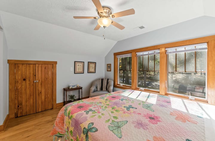 Scott Creek Lodge chambre 4 sur 7 : 2e étage chambre queen 1 (1ère chambre à cet étage); avec salle de bain complète.