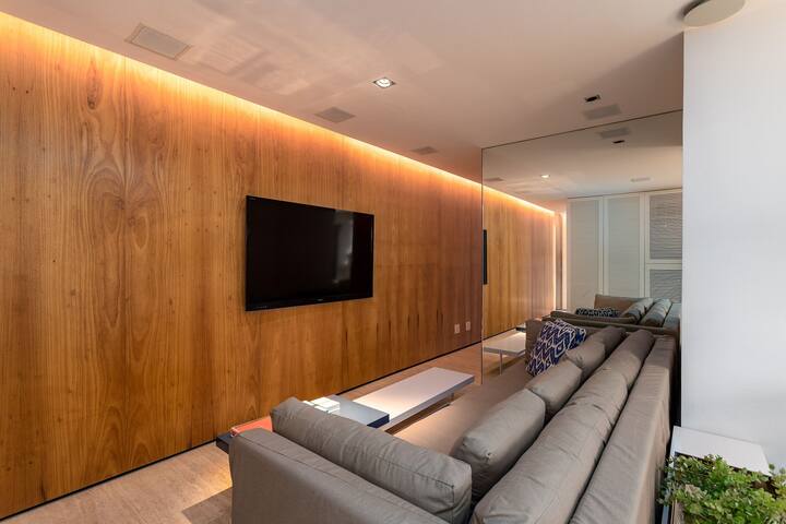 (304) Side View, Building Facing Ipanema Beach gallery image 4