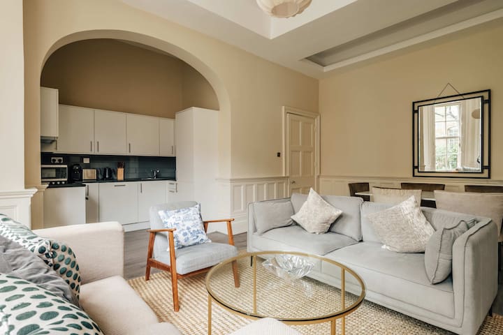 The Portrait Chamber: Elegant 3BR in Knightsbridge gallery image 2