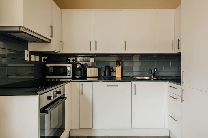 The Portrait Chamber: Elegant 3BR in Knightsbridge gallery image 5