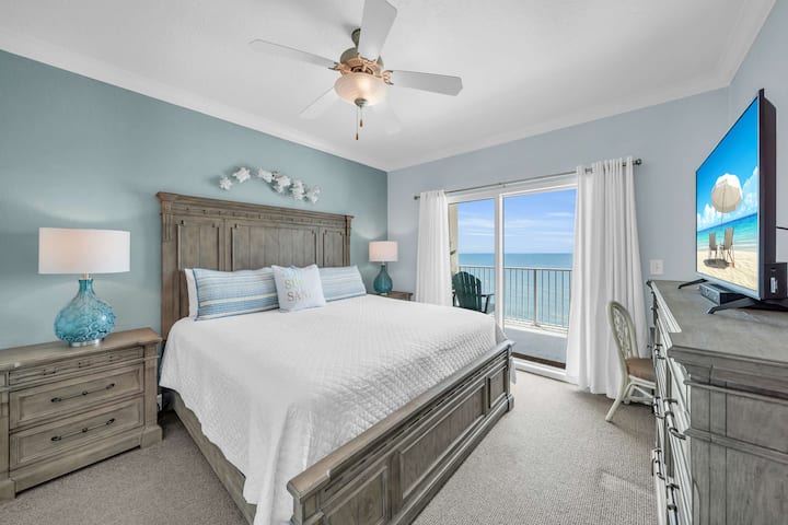 חדר שינה ראשי עם גישה למרפסת