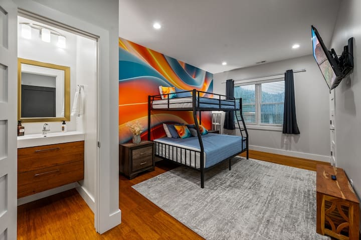 Діти зможуть весело провести час у кімнаті «Піра», де є класне двоярусне ліжко розміром більше ніж queen-size.