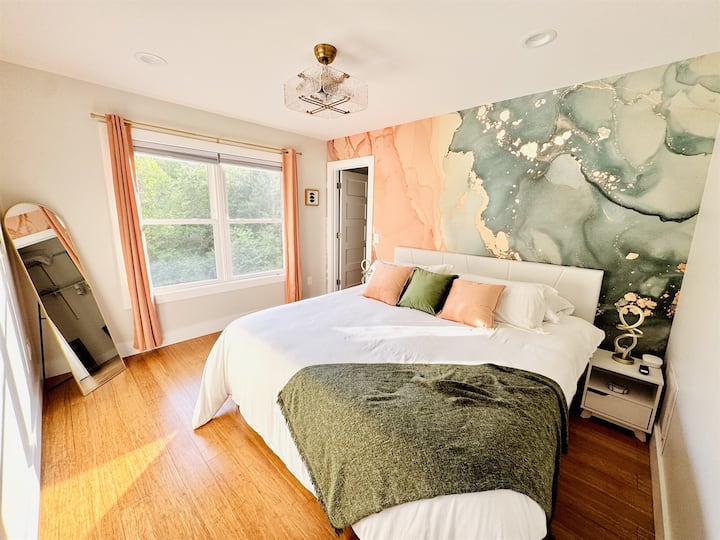 Відпочиньте в гостьовій кімнаті Terra, де мерехтливі тони і розкішне ліжко King size нагадують про красу прихованої перлини.