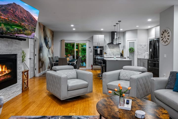 Відпочиньте на дивані в вітальні, перегляньте улюблені серіали на великому телевізорі, поспілкуйтеся з родиною на кухні або в їдальні. 