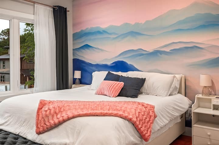 Спальня на середньому поверсі полегшує засинання в мріях про гори на плюшевому ліжку King size.
