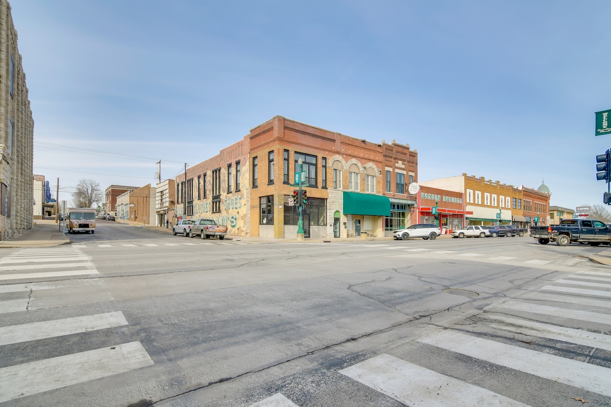 Dtwn Loft in the Heart of Monett: Pets Welcome! - Apartments for Rent in  Monett, Missouri, United States - Airbnb
