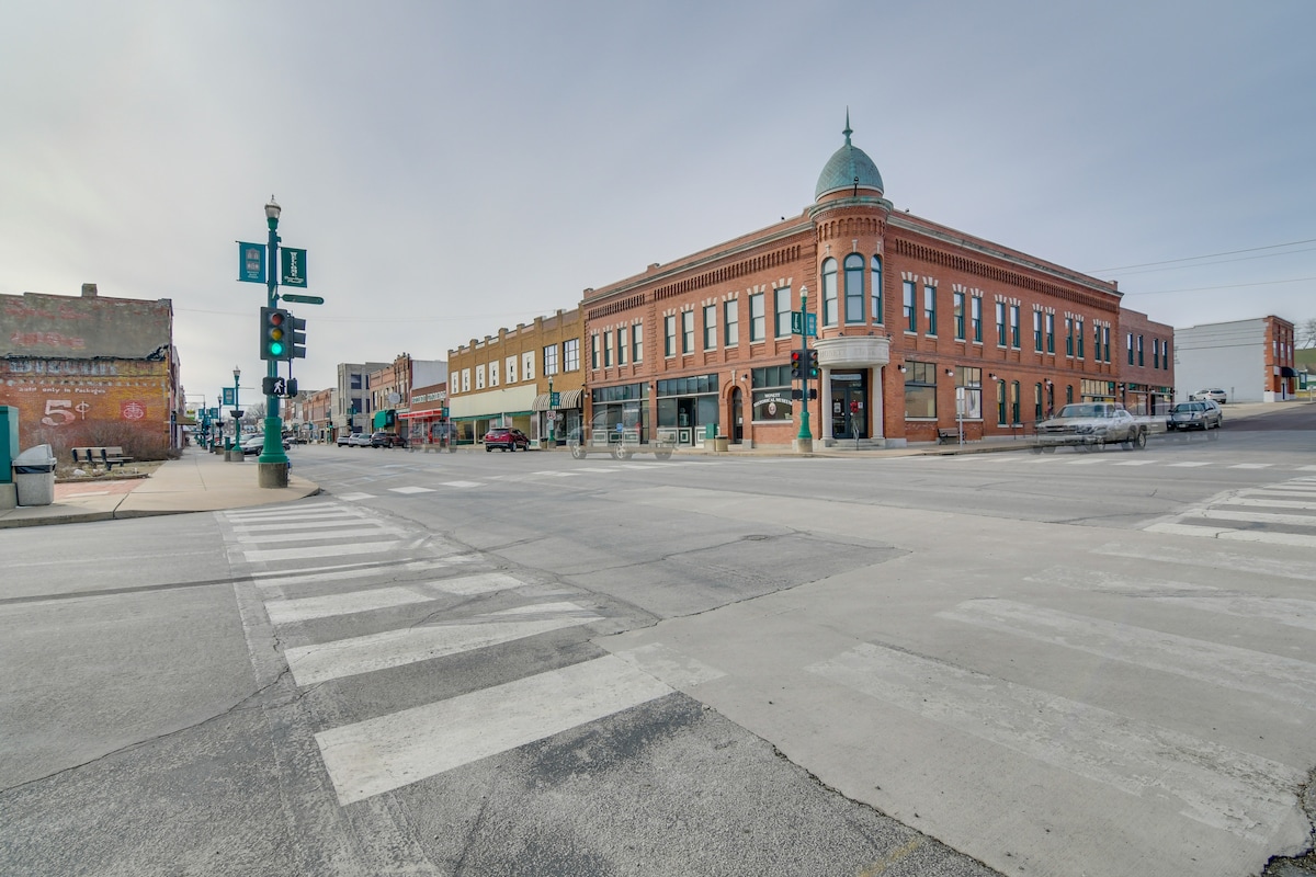 Dtwn Loft in the Heart of Monett: Pets Welcome! - Apartments for Rent in  Monett, Missouri, United States - Airbnb