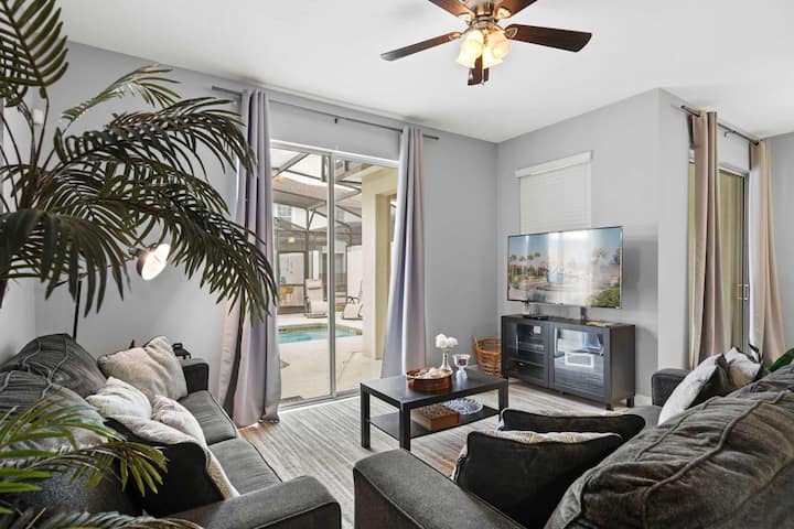 Spacious 4br Townhome With Pool At Storey Lake - Kissimmee, FL