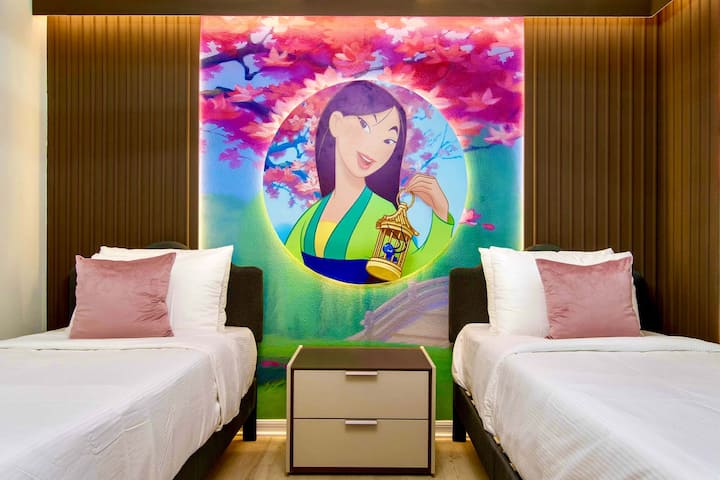 Habitación serena con temática de princesa, con dos camas individuales, cerezos en flor y un mural vibrante