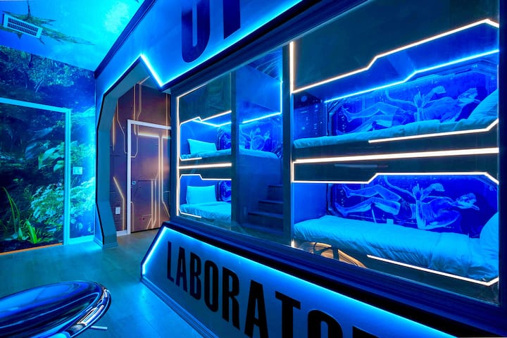 Habitación con literas futurista con luces de neón brillantes y un tema de laboratorio de ciencia ficción inmersivo