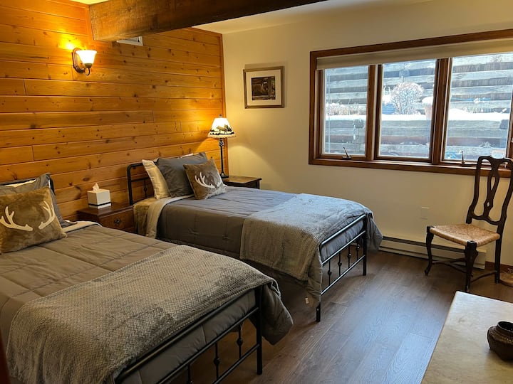 Втора спална соба со 2 единечни кревета (широки 180 – 200 см), брачен кревет (широк 180 – 200 см) на барање