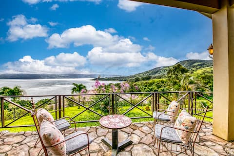 Gigantic Lake & Volcano Views, King Bed 2 Suites!