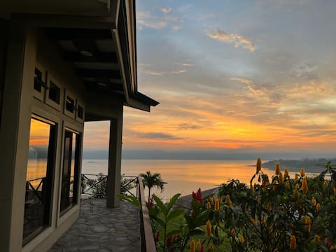 Gigantic Lake and Volcano View Villa,King Suite