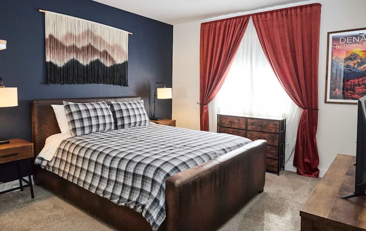 Брачната спална соба има удобен кревет со удобна карирана постелнина, смел ѕид со акцент и уметнички дела инспирирани од планината. Богатите завеси и топлиот мебел од дрво создаваат стилско, спокојно место за одмор за вашиот престој.