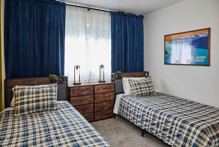 Двокреветната соба нуди два удобни кревета со карирана постелнина, длабоки сини завеси за затемнување и гардеробер со светилки за читање. Совршено за деца, пријатели или придружници кои сакаат удобен простор за одмор и полнење.