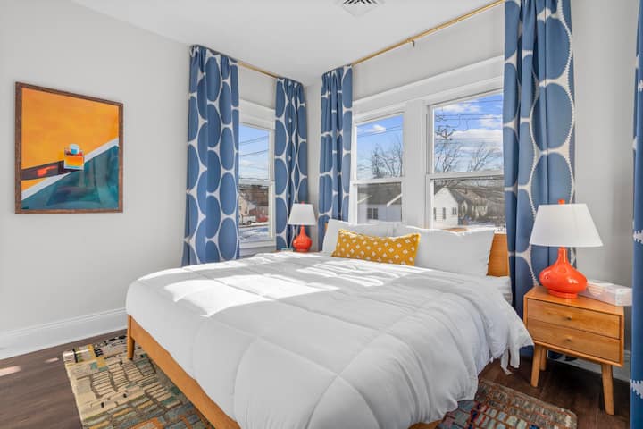 Revisa el armario en busca de plancha, tabla de planchar y artículos de limpieza si es necesario. 