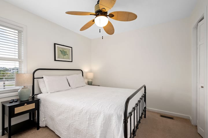 WH386: Sea Forevermore | ML Bedroom 8 - Queen, Private Bath, Sitting Area