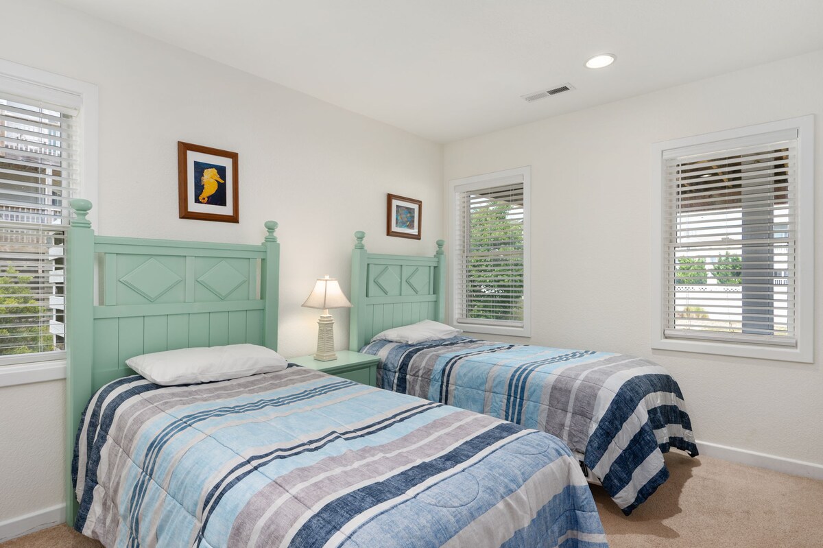 WH386: Sea Forevermore | LL Bedroom 1 - سريران مزدوجان